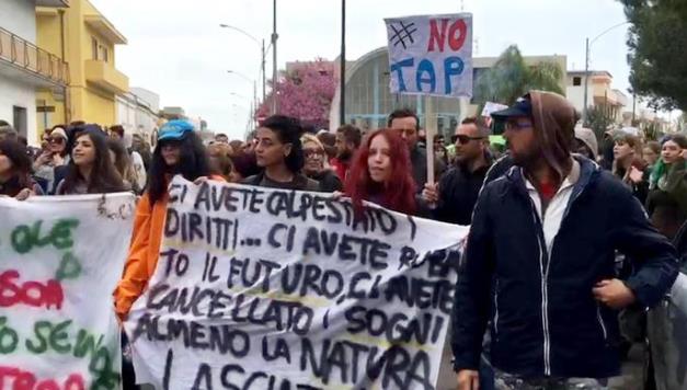 Gasdotto Tap: stop del Tar all'espianto degli ulivi. Blocchi sulle strade, recinzioni divelte