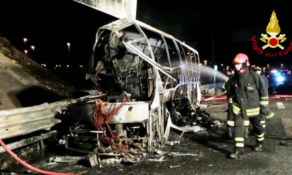 pullman ungherese si schianta indagati vertici autostrada a4, autostrada a4 sotto inchiesta vertici per schianto bus studenti ungheresi, Ungheria Verona vertici autostrada, Verona pullman studenti schianto, Verona Est schianto pullman studenti ungheresi indagati, perché si è schiantato il pullman della gita studenti ungheresi a Verona Est