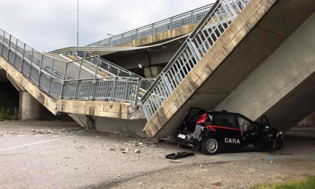 Crolla un cavalcavia sopra un'auto dei carabinieri: illesi per miracolo