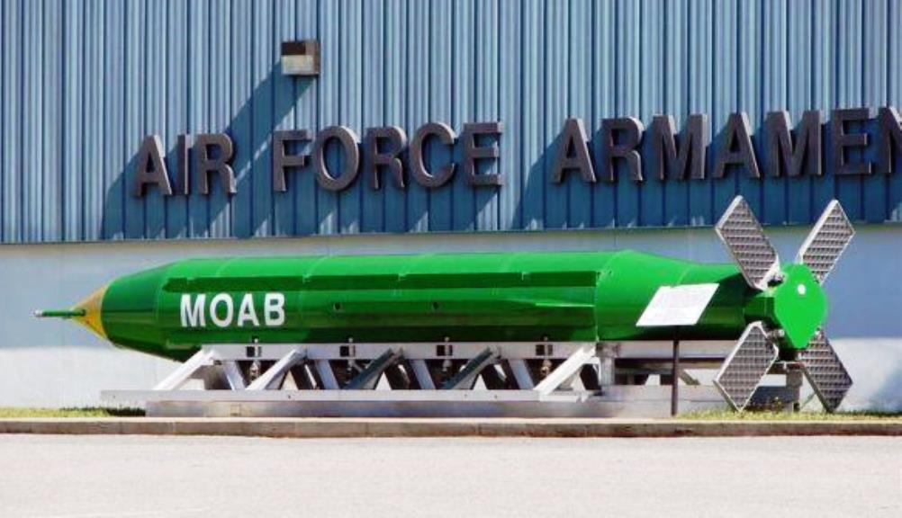 Gli Usa sganciano sull'Afghanistan la super bomba da 10 tonnellate