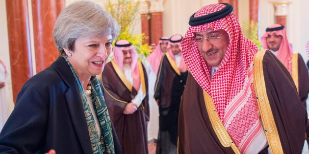 Theresa May in visita in Arabia Saudita rifiuta di indossare il velo [FOTO]
