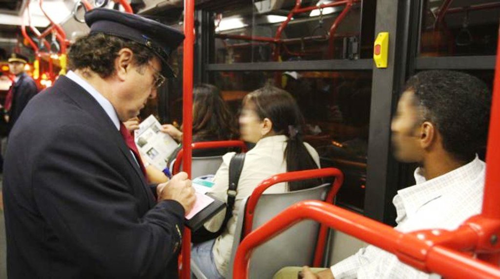 Maxi multe per chi è senza biglietto sul bus, reddito di inclusione poveri: tutte le novità della manovra