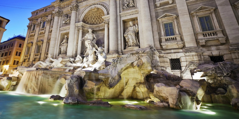 Roma, si getta nudo nella Fontana di Trevi: denunciato [VIDEO]