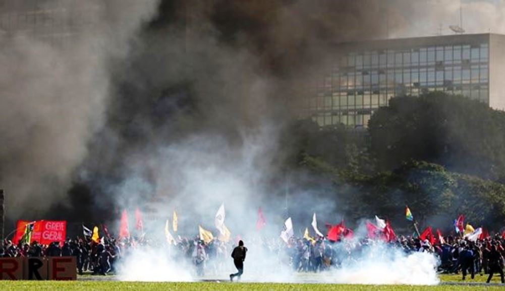 Brasile nel caos, battaglia fra esercito e manifestanti: scontri e decine di feriti