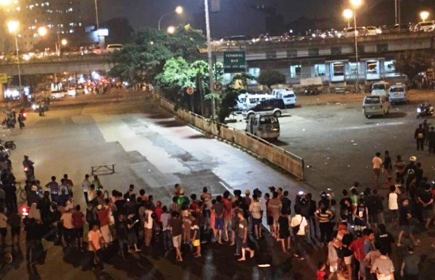 Indonesia, esplosioni a Giacarta: "Ci sono vittime. Forse attacco suicida" [IMMAGINI FORTI]