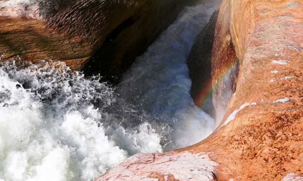 Si fanno un selfie e precipitano nel fiume: muoiono travolti dalle acque