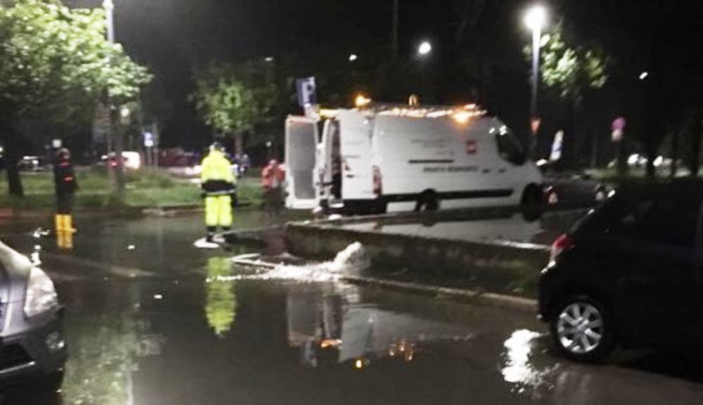 Nubifragio a Milano, esonda il Seveso: automobilisti nel panico