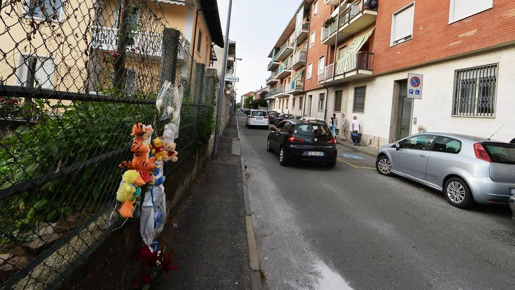 Morto il neonato trovato in mezzo alla strada: la mamma ha confessato