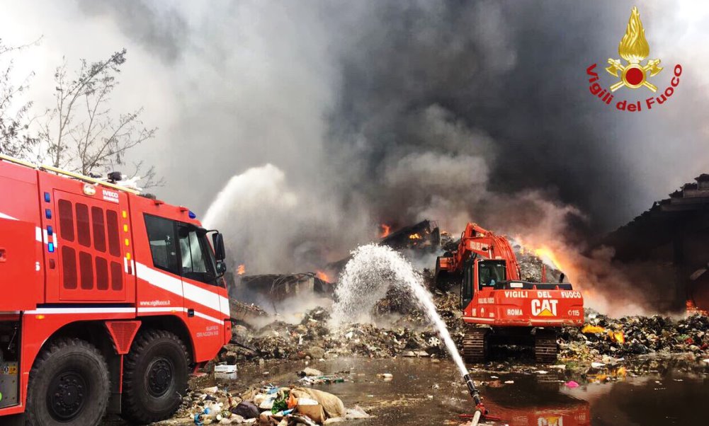 Roma, nube tossica a Pomezia: in fiamme rifiuti pericolosi. Case evacuate, scuole chiuse [VIDEO]