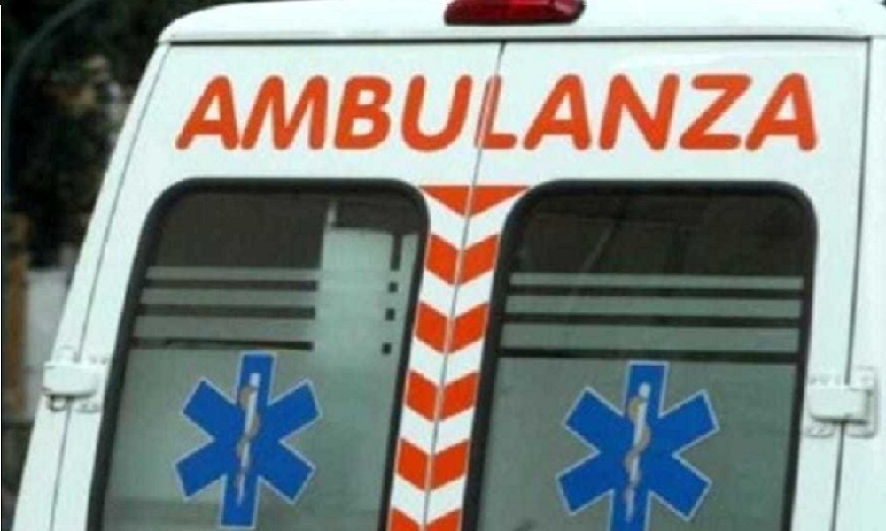 Ragazzo di 15 anni guida l'auto, investe e uccide la mamma