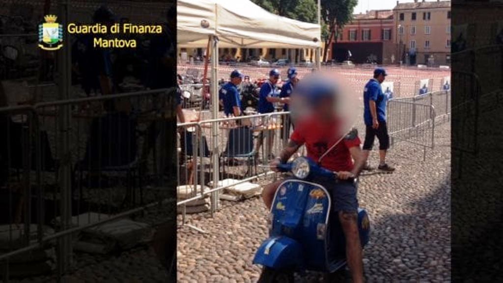 Falso cieco guidava ai raduni della Vespa: due anni di galera [VIDEO]