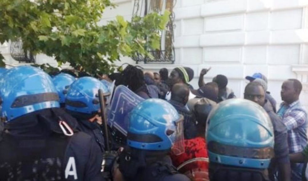 Senegalese muore a Roma durante un blitz dei vigili: "L'hanno investito"