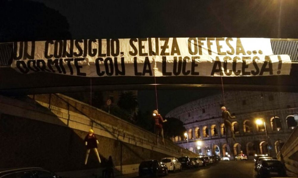 Roma, shock al Colosseo: manichini di tre giocatori giallorossi "impiccati" a un ponte