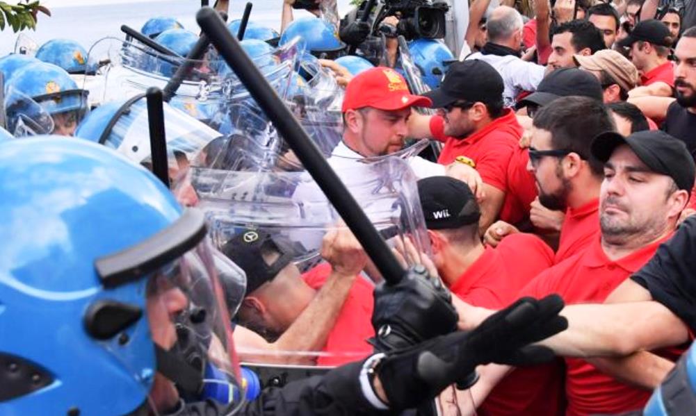 scontri al corteo anti G7 di naxos