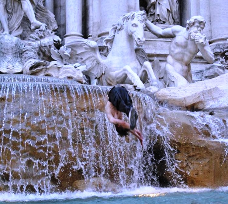 Roma, bivacchi "nuotate" nelle fontane: maxi multe da centinaia di euro