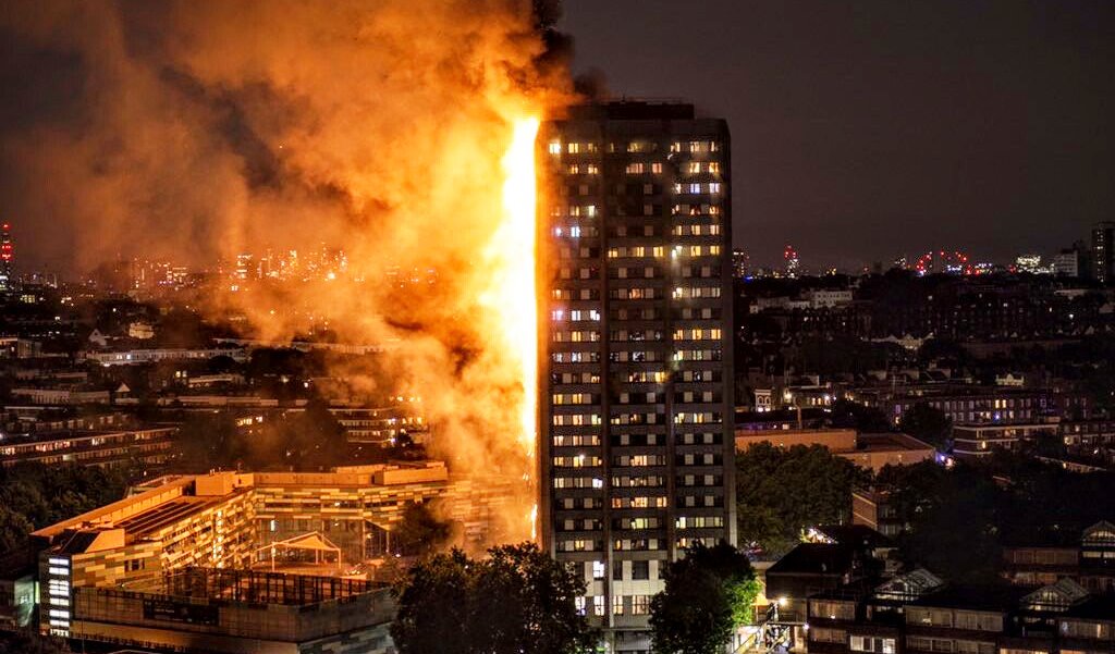 Londra, grattacielo in fiamme: decine di feriti. Si teme che possa crollare [VIDEO]