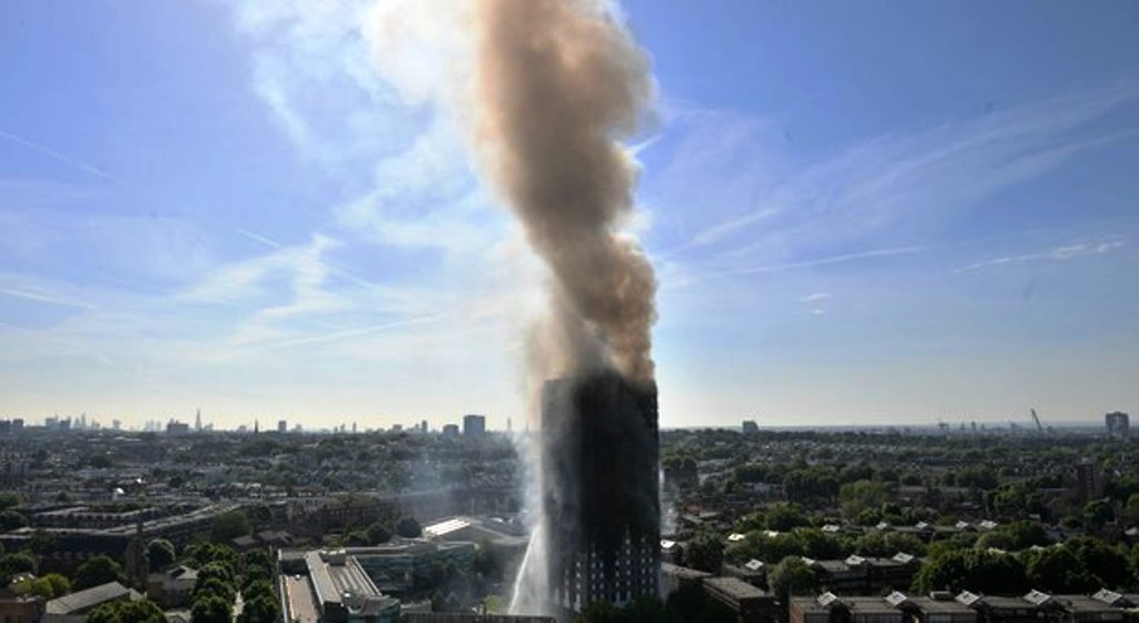 Grenfell Tower di Londra, "Difficile trovare altre persone vive nella torre bruciata"