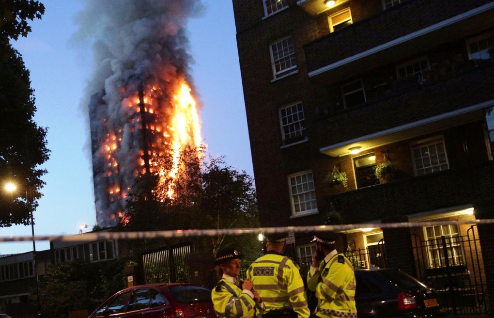 Londra, morti e feriti nel grattacielo in fiamme. Si teme che possa crollare [VIDEO]