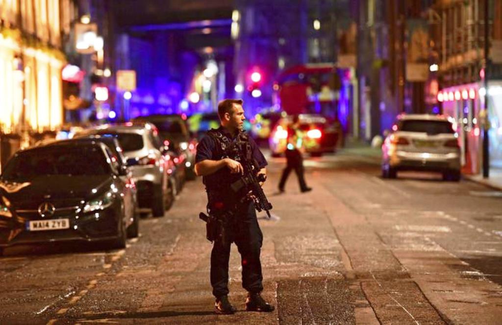 Terrorismo, doppio attacco al cuore di Londra: morti e feriti. Uccisi i tre assalitori