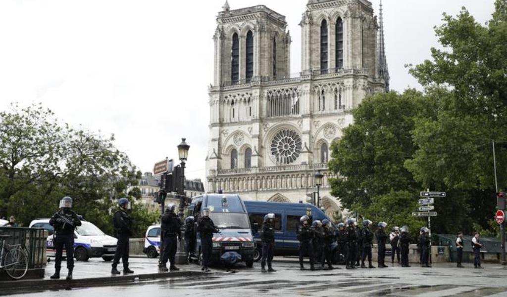 Parigi, terrore a Notre-Dame: assale poliziotto con un martello: "Sono dell'Isis..."