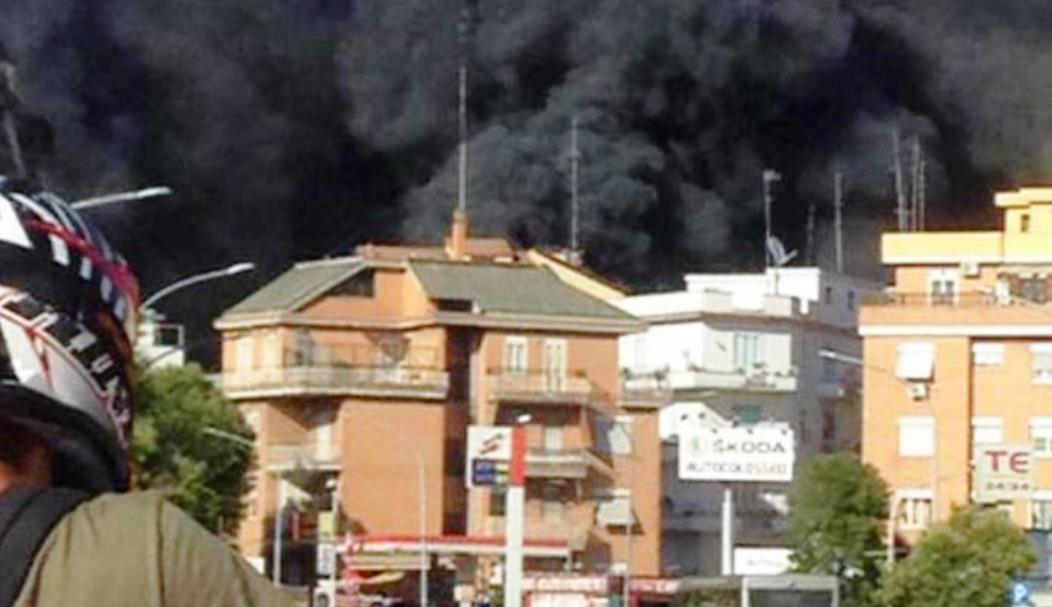 Panico a Roma, deposito auto in fiamme: esplosioni e alta nube nera [VIDEO]
