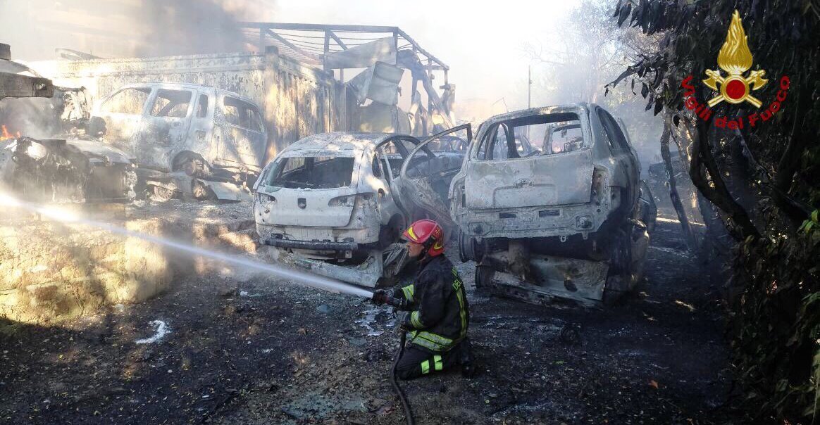 Panico a Roma, deposito auto in fiamme: esplosioni e alta nube nera [VIDEO]