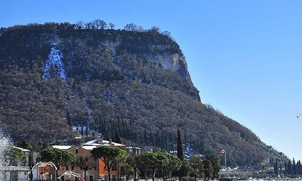 Scatta foto col figlio, turista precipita da Rocca di Garda e muore