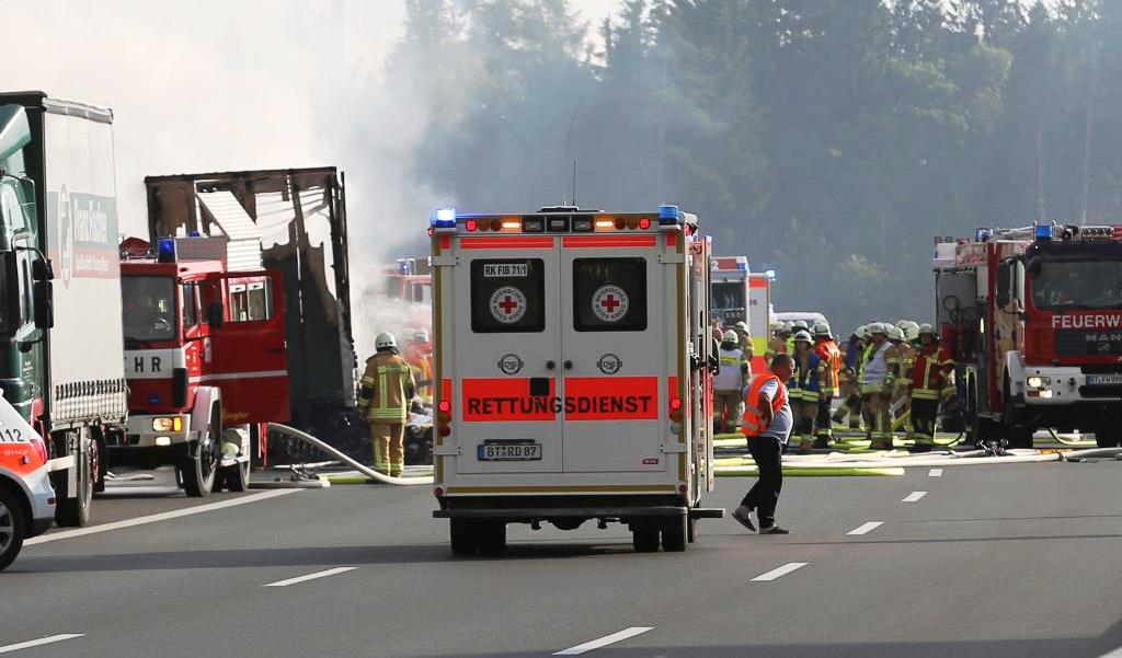 Germania, turisti intrappolati nel pullman in fiamme: si teme una strage