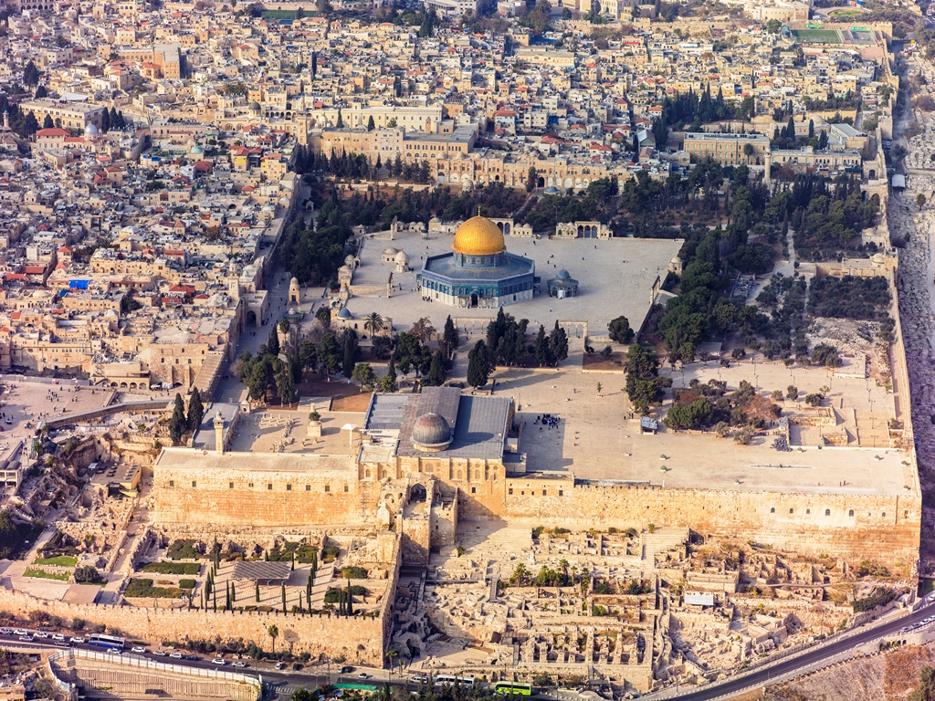 Gerusalemme, attacco sulla Spianata delle Moschee: tre feriti. Uccisi gli assalitori