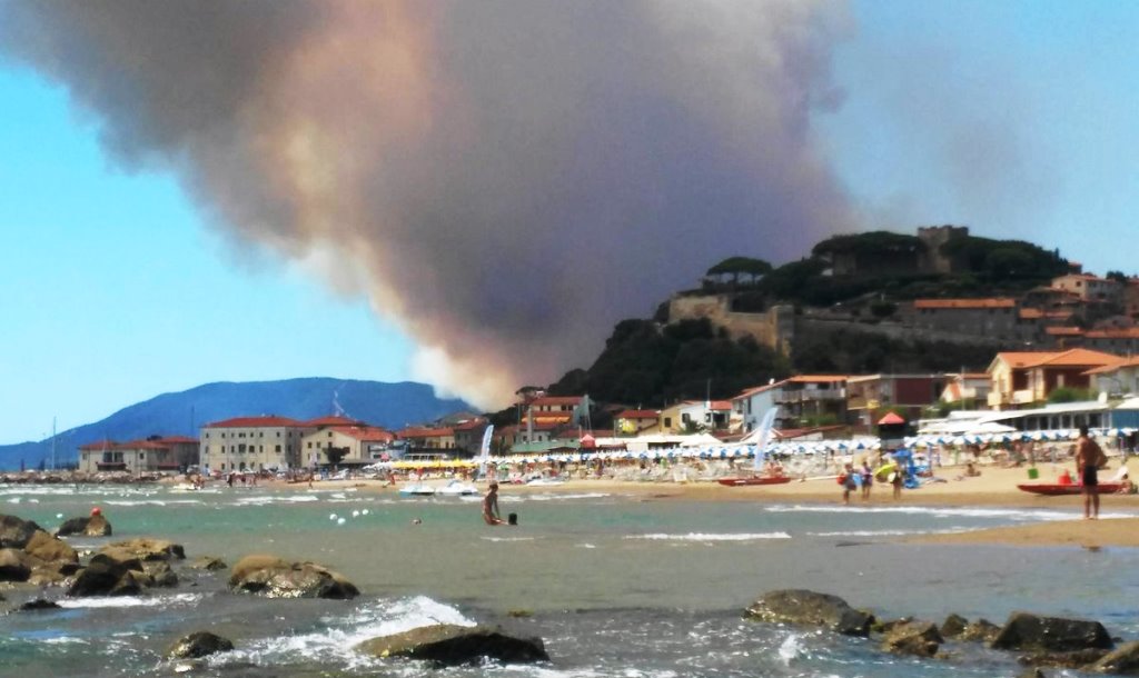Toscana, Castiglione della Pescaia: emergenza incendi al mare