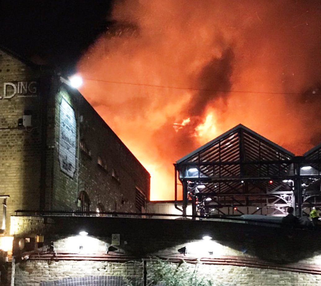 Londra, un incendio nella notte distrugge il Camden Market [VIDEO]