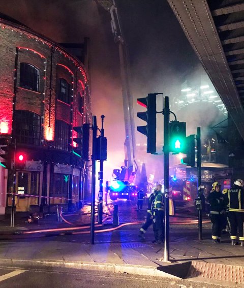 Londra, un incendio nella notte distrugge il Camden Market [VIDEO]