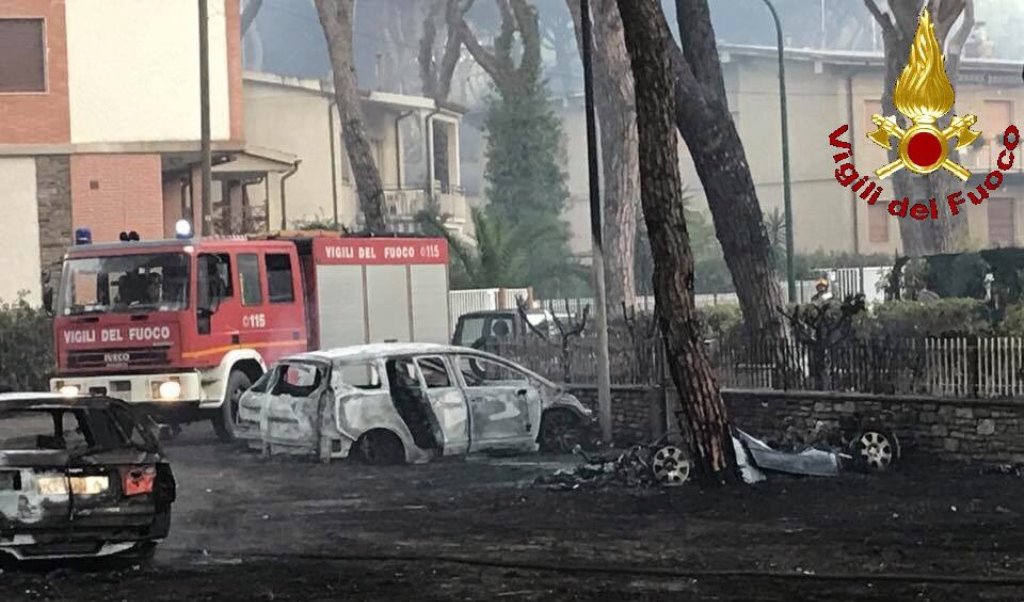 Video l'Italia in fiamme. Incendi in Toscana foto. Cosa fanno i vigili del fuoco