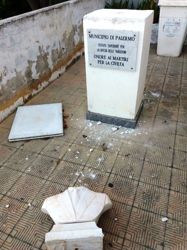 Palermo, decapitata la statua di Falcone. "La mafia si sente ancora forte"