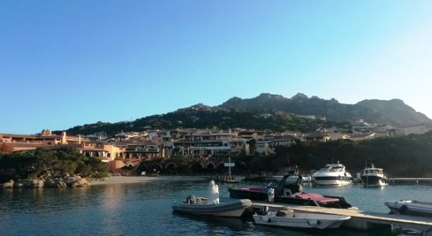 Occupano la villa delle vacanze di Formigoni: "Anche noi vogliamo le ferie al mare"