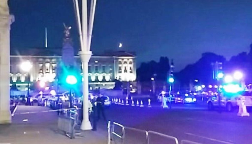 Londra, Buckingham Palace: attacco a coltellate ai poliziotti. Arrestato un uomo [VIDEO]