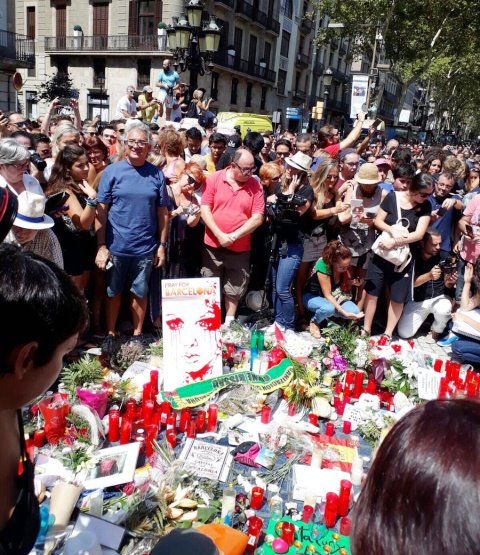 Barcellona, cordoglio e coraggio. "No tinc por!" (Non ho paura): il grido di risposta ai terroristi [VIDEO]