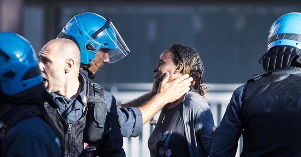 "Spaccategli un braccio ai migranti...": la Questura apre un'indagine sul poliziotto degli scontri di Roma