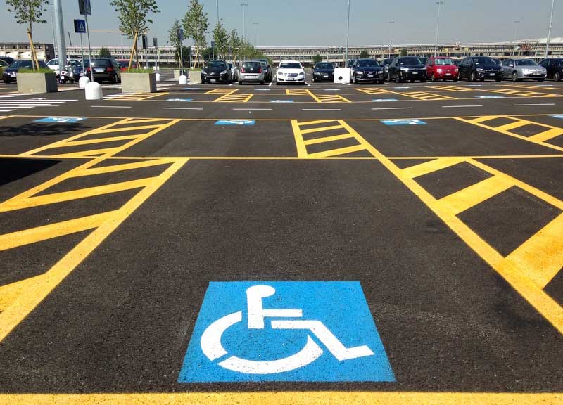 Multato per sosta nei posti riservati ai disabili: lascia messaggio shock