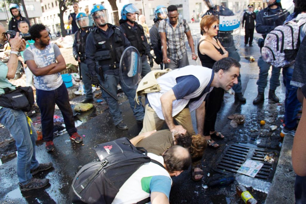 Migranti sgomberati con gli idranti nel centro di Roma: scontri con la polizia, due fermati [VIDEO]