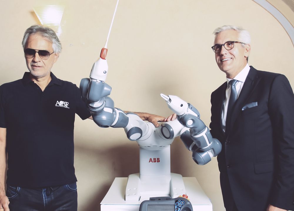 Un robot come direttore di orchestra al concerto di Andrea Bocelli