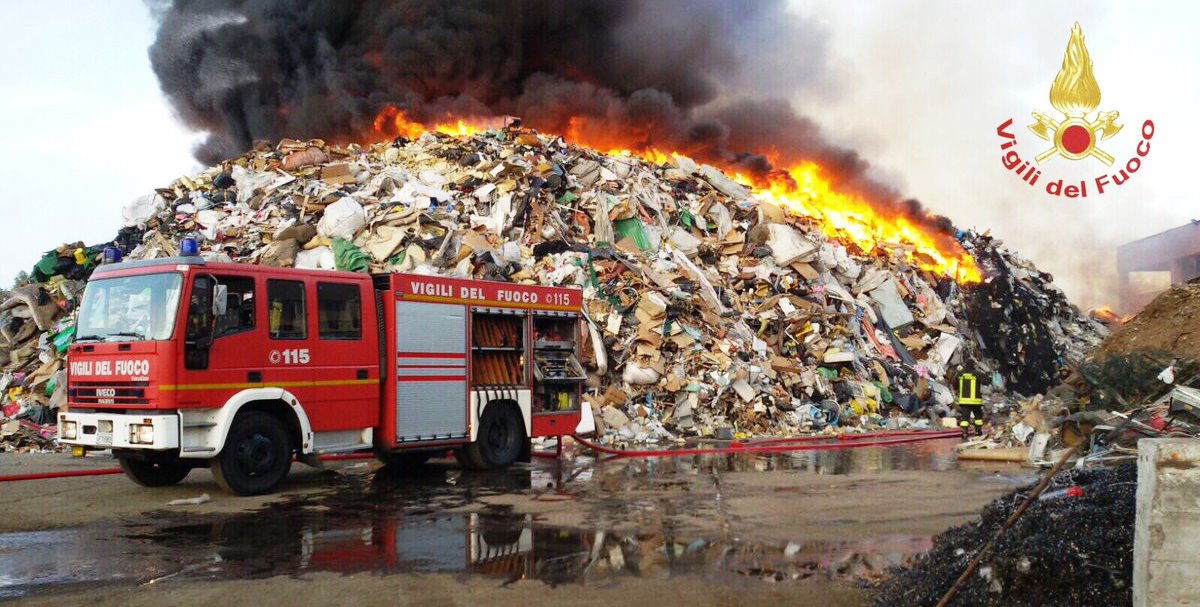 Pavia, allarme diossina: maxi incendio in una ditta di rifiuti [VIDEO]
