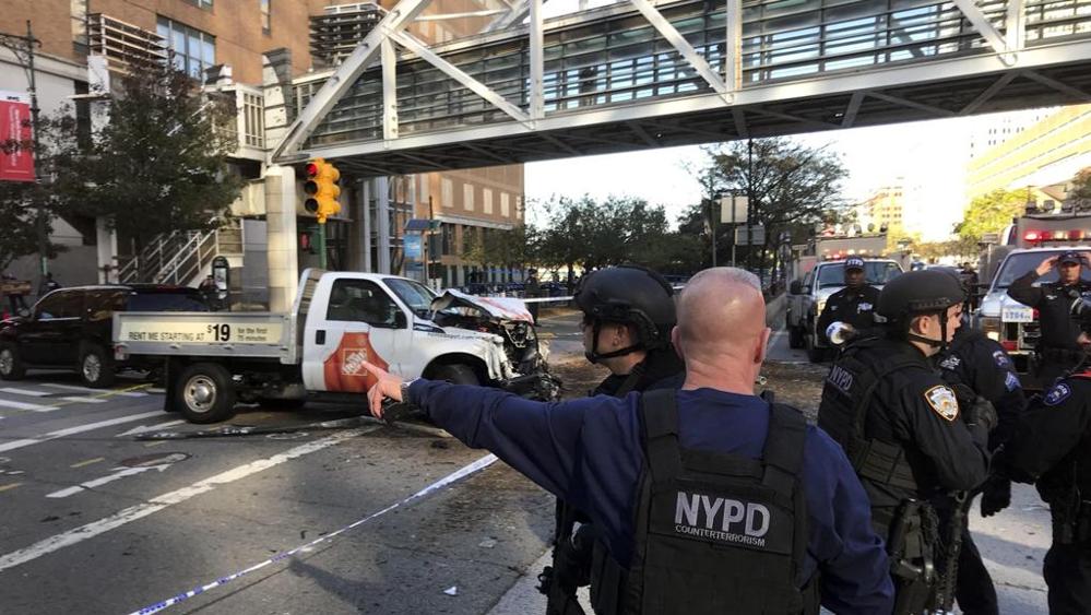 Attentato a New York, pulmino contro i passanti, morti e feriti