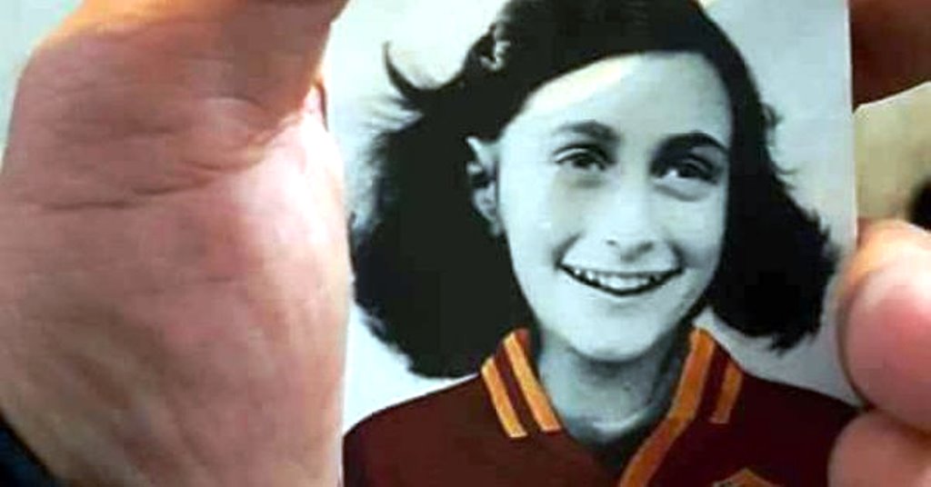 Adesivi di Anna Frank "romanista" e scritte antisemite: inchiesta sulla Lazio