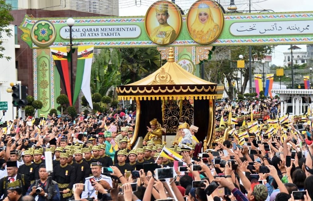 Il Sultano dei Brunei: l'uomo più ricco della Terra sul carro d'oro [VIDEO]