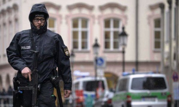 Shock a Monaco di Baviera: accoltella passanti e fugge in bici. È caccia all'uomo