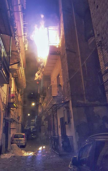 Si butta dal balcone per sfuggire all'incendio in casa: morta una donna a Napoli [FOTO, IMMAGINI FORTI]