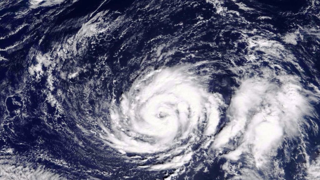 L'uragano Ophelia arriva in Europa: "Allarme rosso per tutte le terre emerse"