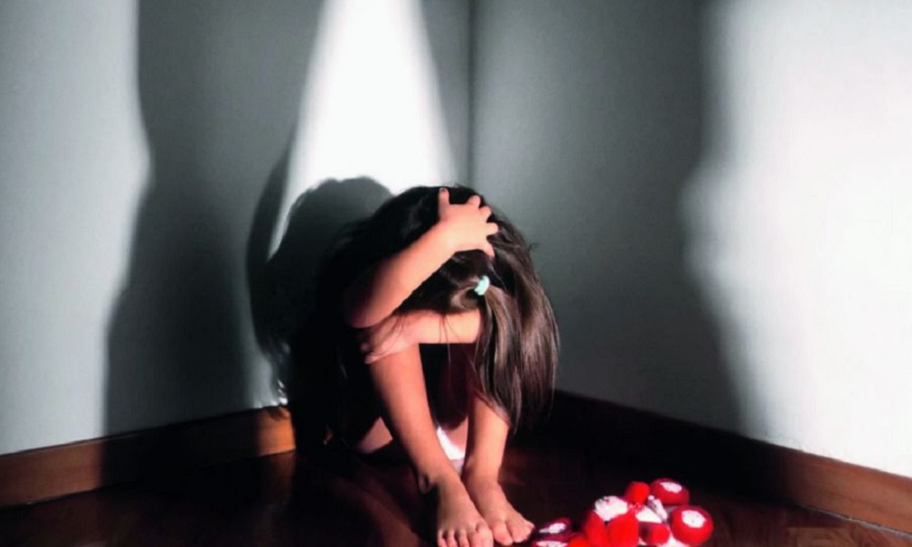 Bari shock, violenza sessuale su figli di 5 e 9 anni: arrestati moglie e marito