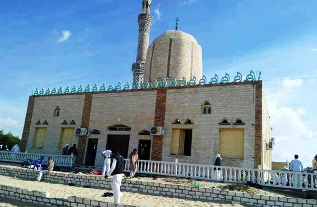 Egitto, attacco terroristico ai fedeli in preghiera nella moschea: morti e feriti